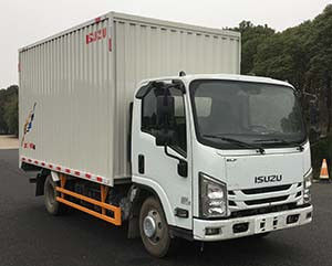Un buen precio. 112KW 152HP Camión aislado Caja Camión de transporte con puerta trasera de elevación trasera en línea