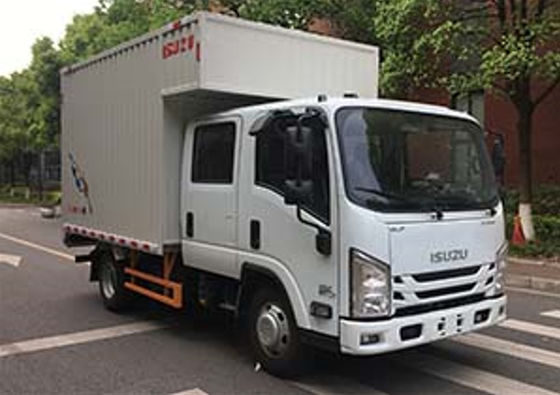 Un buen precio. Camión aislado de 5 asientos 126hp Isuzu furgoneta de entrega Transmisión manual Cabina alta en línea