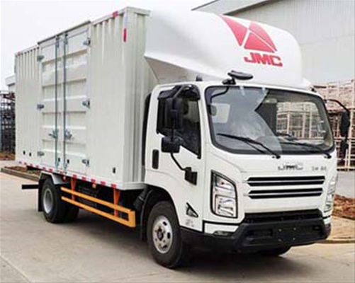 Un buen precio. Camión aislado de Jiangling RWD 2WD furgoneta de carga 6 × 2 manual / automático de 3 plazas en línea