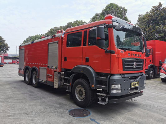Un buen precio. 10m SINOTRUK Camión de bomberos de espuma Camiones de rescate de bomberos Tres ejes 10 × 2 en línea