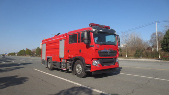 Un buen precio. SINOTRUK camión de bomberos con tanque de agua de 8000 litros de 6 asientos con tracción trasera diesel 4 × 2 transmisión manual en línea